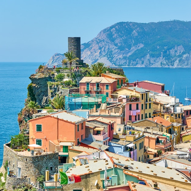 Maisons sur le rocher au bord de la mer à Vernazza petite ville balnéaire des Cinque Terre, La Spezia, Italie