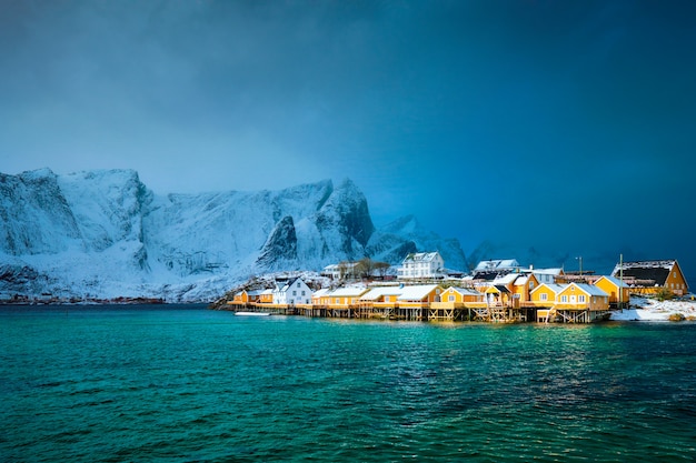 Maisons rorbu jaune, îles Lofoten, Norvège