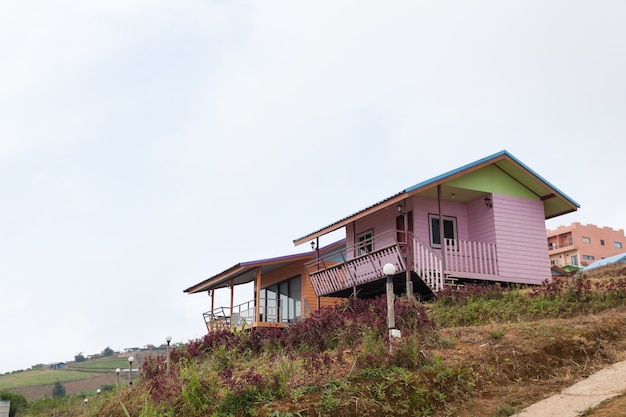 les maisons sont construites sur les contreforts des montagnes.