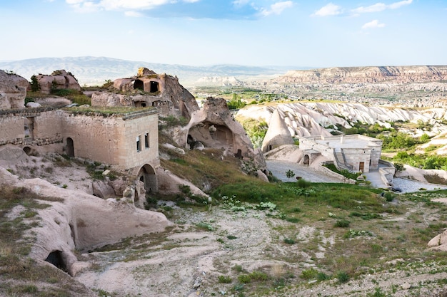 Maisons taillées dans la roche du village d'Uchisar en Cappadoce