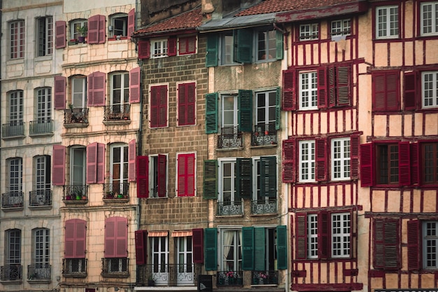 Maisons traditionnelles au bord de la rivière à Baiona-Bayonne, Pays Basque.