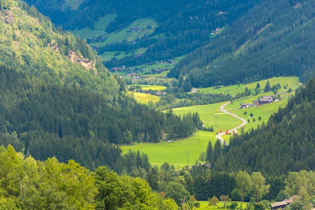 Maisons traditionnelles dans les Alpes