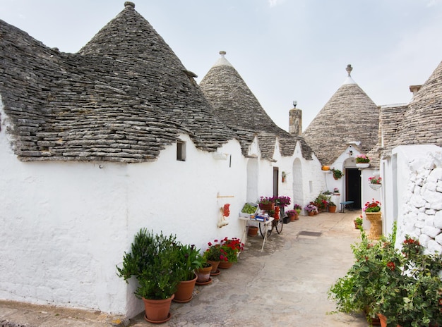 Les maisons traditionnelles de trulli dans la ville d'Alberobello Pouilles Italie