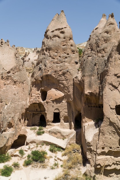 Maisons typiques de Cappadoce construites dans les rochers appelées cheminées de fées