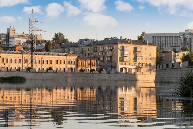 Maisons urbaines au bord de la rivière avec reflet dans l'eau