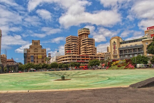 Des maisons de vacances colorées intéressantes dans les rues de la ville espagnole de Sanca Cruz à Tenerife