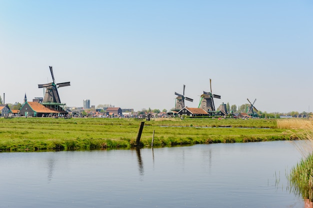 Photo maisons de village hollandaises traditionnelles à zaanse schans, pays-bas