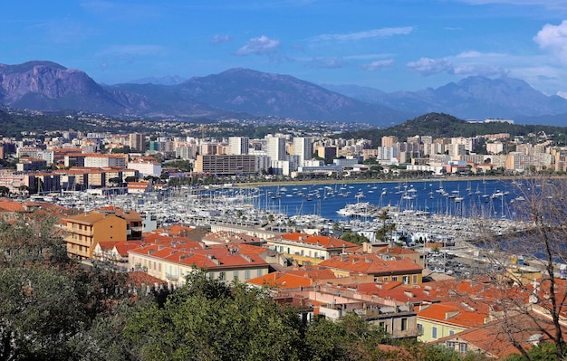 Photo les maisons de la ville d'ajaccio et son port de plaisance france corse