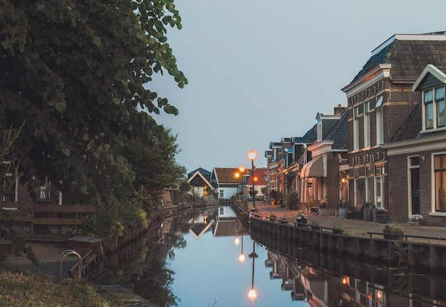 maisons vintage avec leur reflet dans le canal d'une ville des Pays-Bas