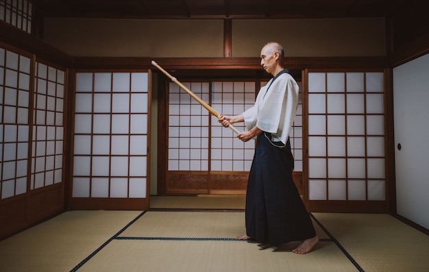 Maître d'art martial senior dans son dojo