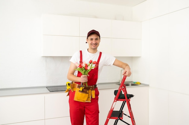 un maître avec un bouquet se tient près de l'échelle.