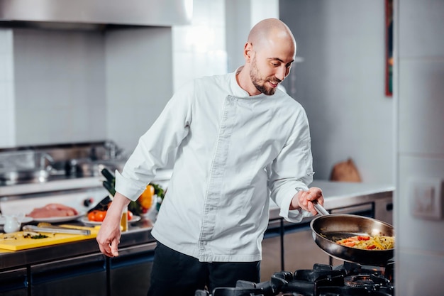 Maître culinaire au travail