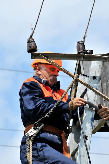 Un maître électricien professionnel installe le câble électrique