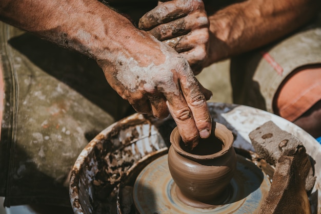 Photo maître fait un pot d'argile