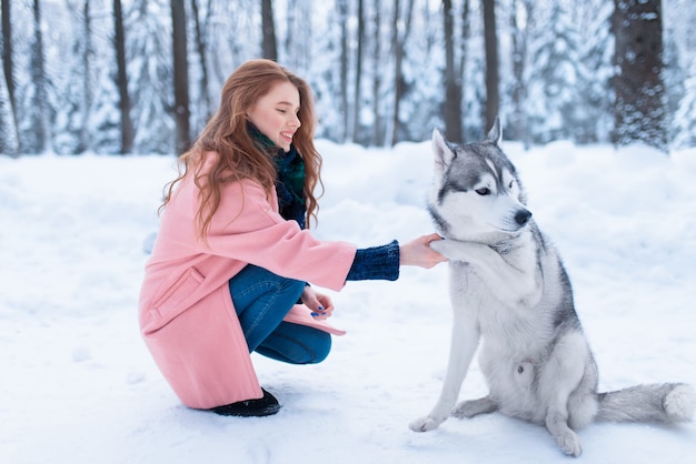 Maître femelle sur la formation de chien avec husky sibérien