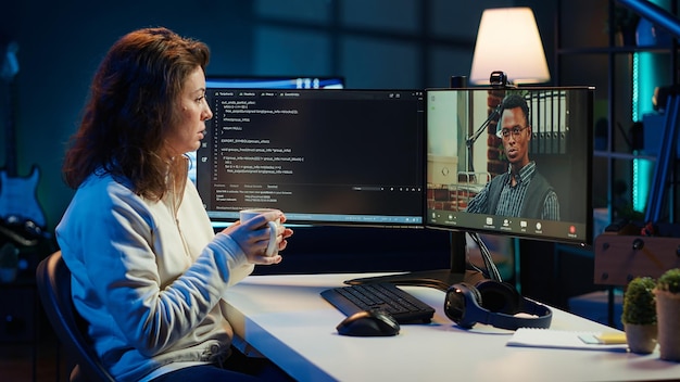 Maître informatique enseignant à un apprenti dans un webinar comment écrire du code