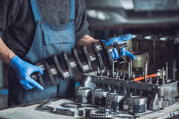 Photo le maître récupère un moteur reconstruit pour la voiture.