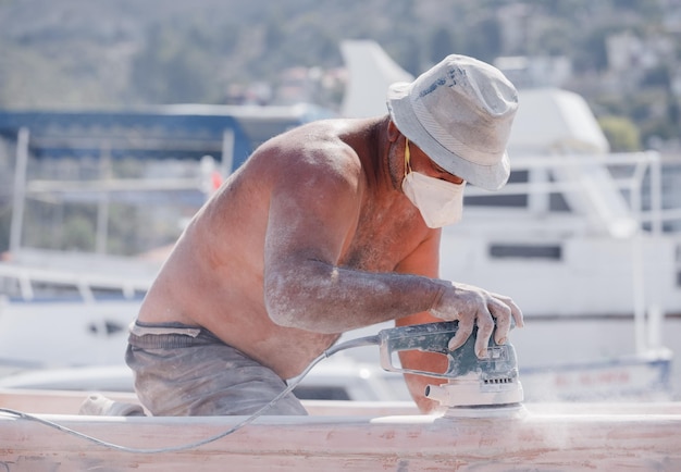 Le maître restaure le yacht en marine