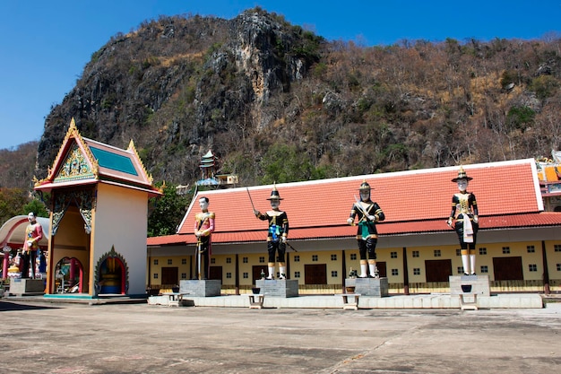 Photo majesté le roi du siam pays pour le peuple thaï respect pour le peuple thaï voyageurs visite respect prière bénédiction mystère dans wat thep prathan ou temple khao isan à pak tho à ratchaburi thaïlande