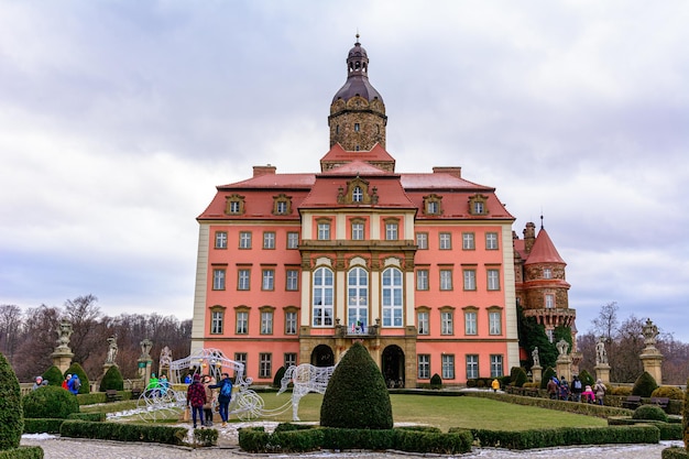 Le majestueux château baroque de Ksiaz la nuit Pologne