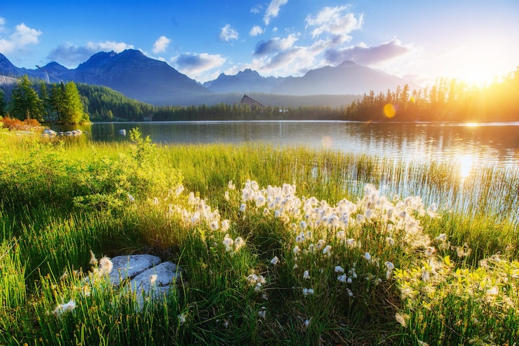 Photo le majestueux lac de montagne du parc national des hautes tatra strbske ples