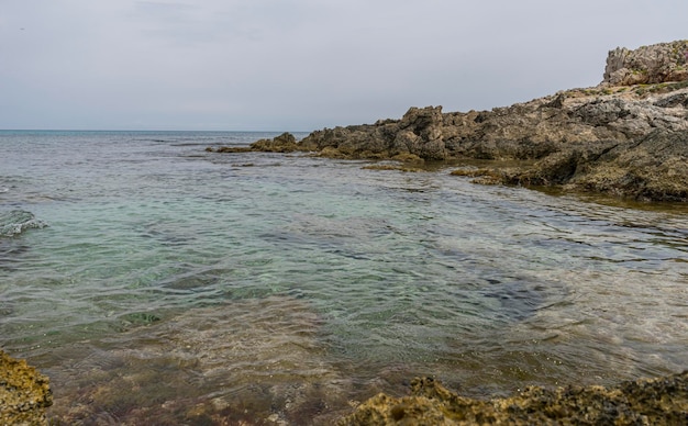 Majorque, eaux turquoises calmes de la mer Méditerranée, scènes de vacances avec un sentiment de calme