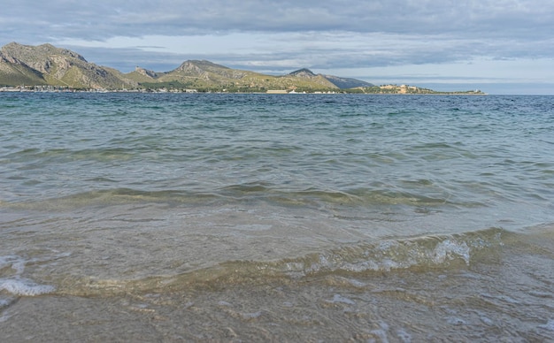 Majorque, eaux turquoises calmes de la mer Méditerranée, scènes de vacances avec un sentiment de calme