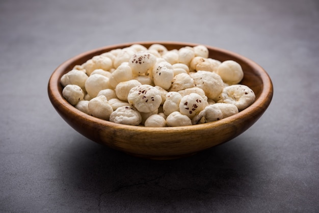 Les Makhana, également appelées graines de lotus ou noix de renard, sont des collations sèches populaires d'Inde, servies dans un bol. mise au point sélective
