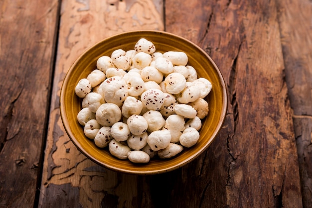 Les Makhana, également appelées graines de lotus ou noix de renard, sont des collations sèches populaires d'Inde, servies dans un bol. mise au point sélective