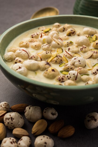 Makhana Kheer - Savoureux bonbon indien à base de noix de renard grillées ou de graines de lotus soufflées ou de makhane, de lait et de sucre