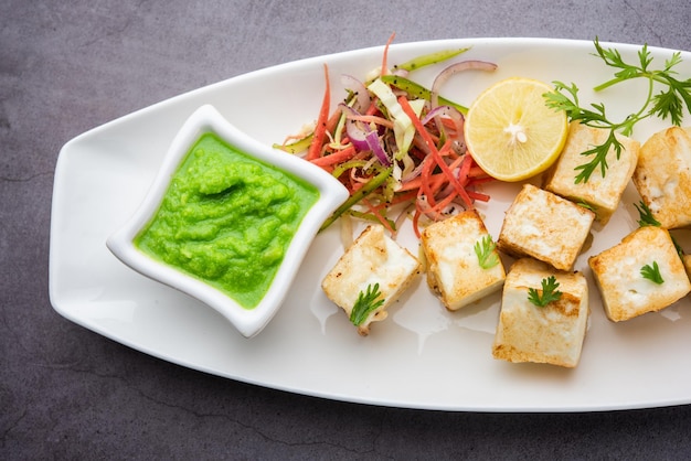 Makhmali ou Malai Paneer Tikka Kabab est une entrée nord-indienne servie avec salade verte et chutney