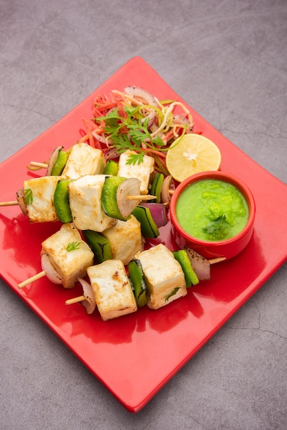 Makhmali ou Malai Paneer Tikka Kabab est une entrée nord-indienne servie avec salade verte et chutney