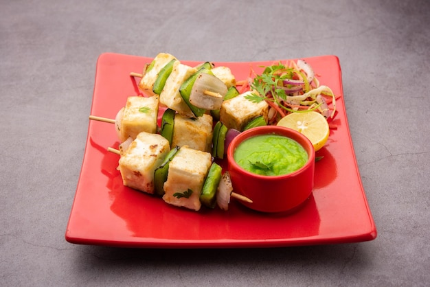 Makhmali ou Malai Paneer Tikka Kabab est une entrée nord-indienne servie avec salade verte et chutney
