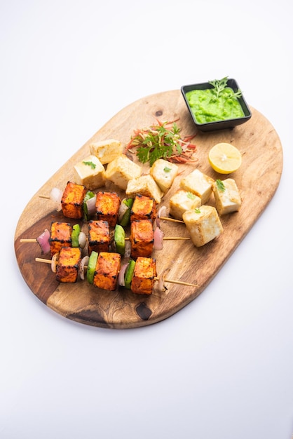 Makhmali ou Malai Paneer Tikka Kabab est une entrée nord-indienne servie avec salade verte et chutney