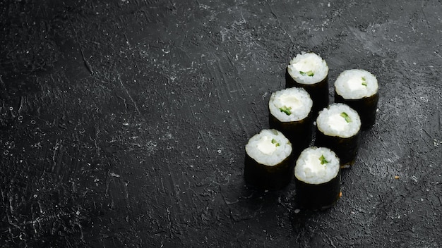Maki roule Philadelphie avec fromage et concombre Sushi japonais classique Vue de dessus Espace libre pour votre texte
