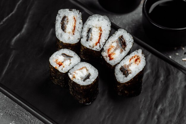 Maki simple au thon. Sushi sur fond gris.