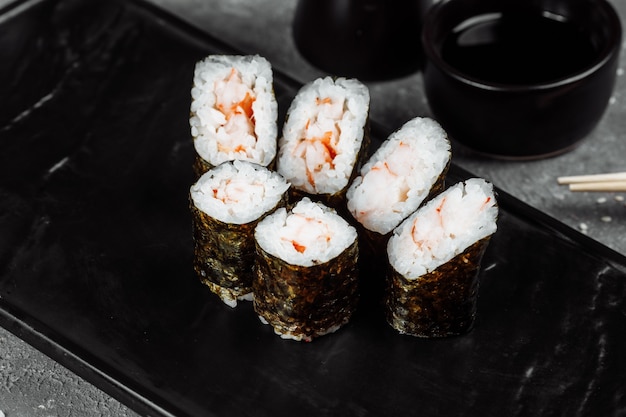 Maki simple aux crevettes. Sushi sur fond gris.