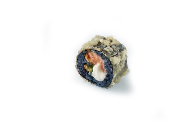 Maki avec sushi d'anguille fumée sur fond blanc