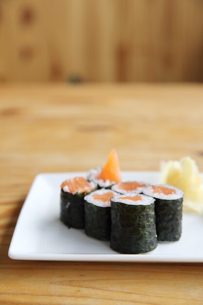 Maki sushi au saumon