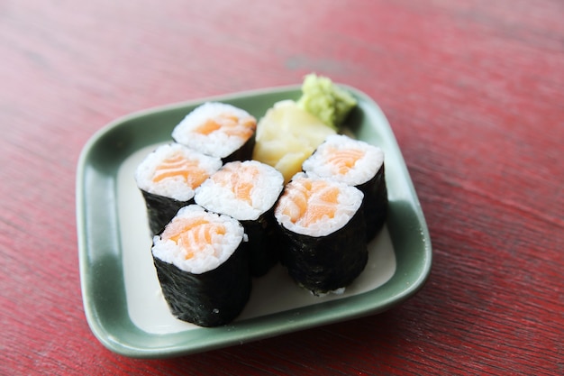 Maki sushi au saumon