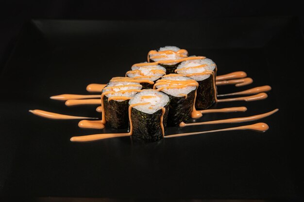 Maki sushi sur fond noir