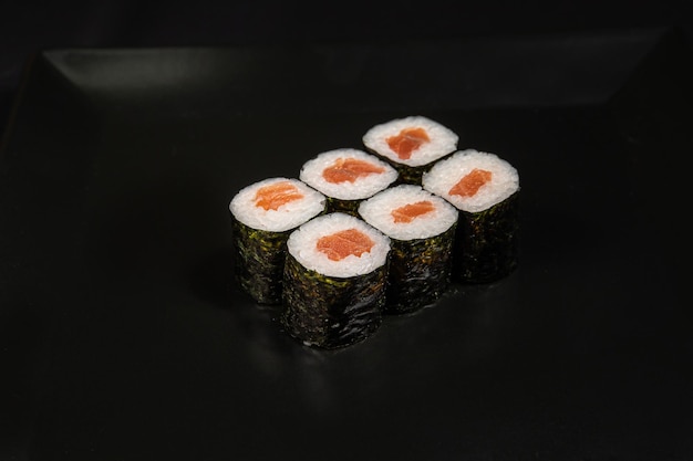 Maki sushi sur fond noir