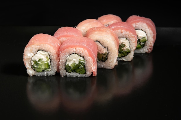 Maki sushi sur fond noir