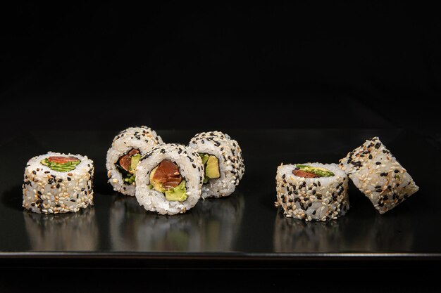 Maki sushi sur fond noir