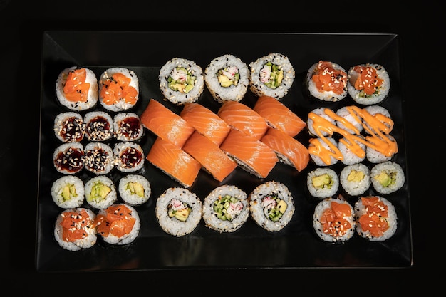 Maki sushi sur fond noir