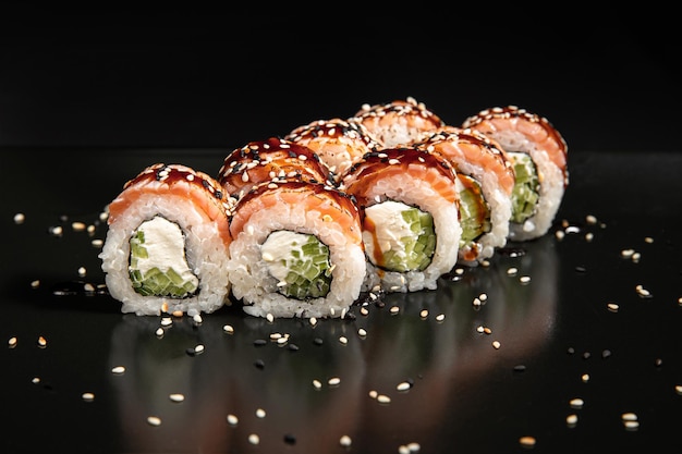 Maki sushi sur fond noir