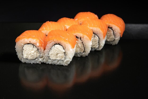 Maki sushi sur fond noir