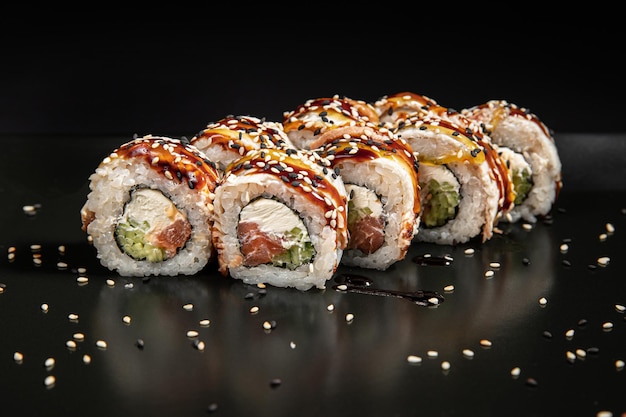 Maki sushi sur fond noir