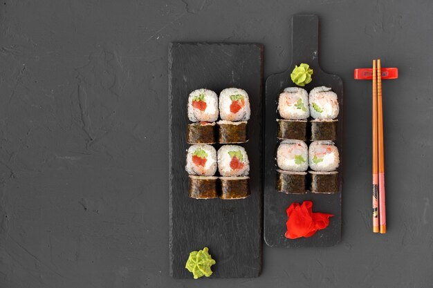 Maki sushi sur plaque de pierre noire vue de dessus