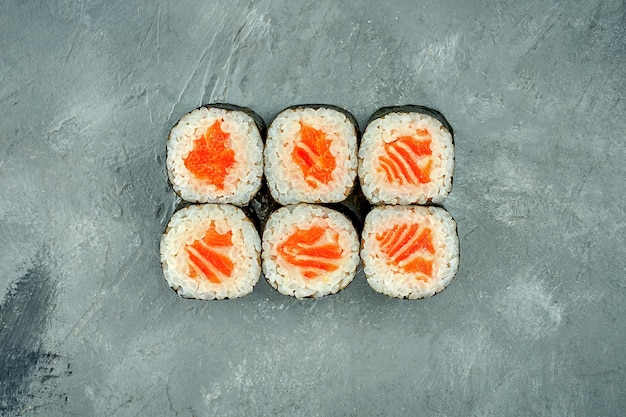 Maki sushi roll au saumon sur fond gris Selective Focus Sushi Menu